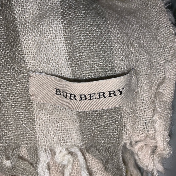 authentic BURBERRY oversized light weight SCARF - Picture 5 of 12